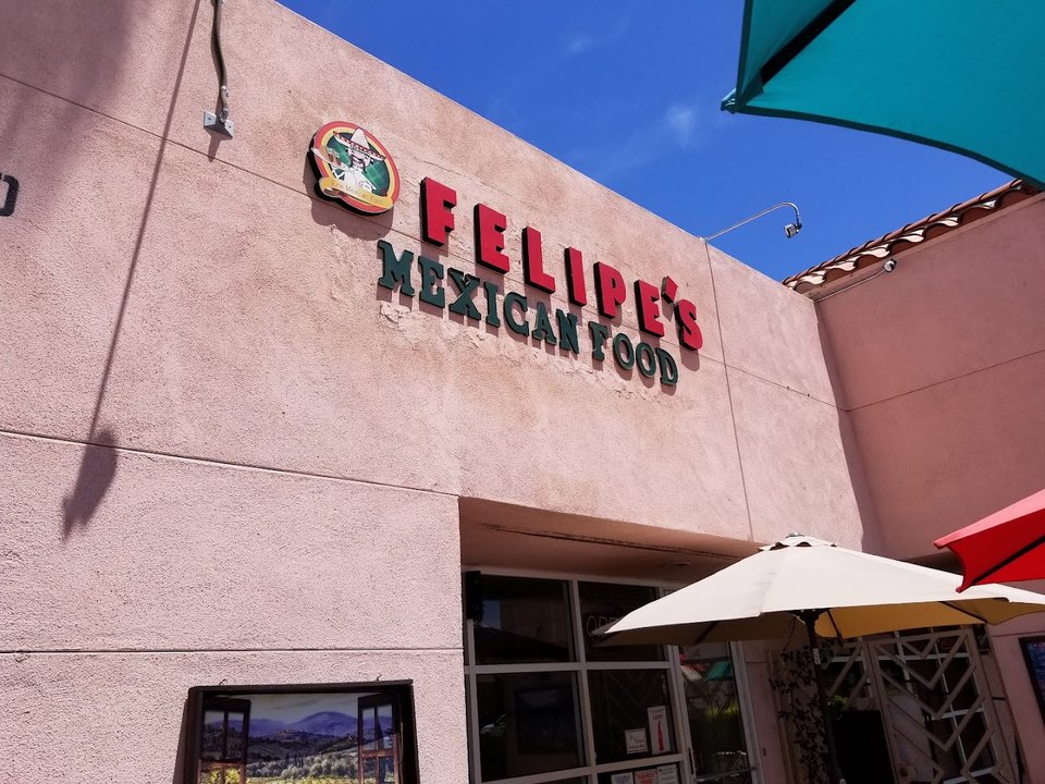 Palm Springs restaurant with outdoor seating.